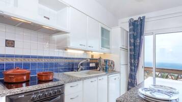 Een koelkast, een microgolfoven, een oven, een vaatwasser