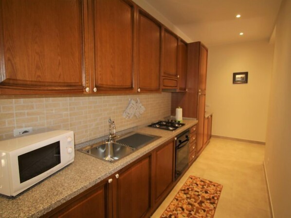 Réfrigérateur, four à micro-ondes, un four, lave-vaisselle