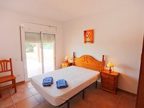 4 bedrooms, iron/ironing board, WiFi