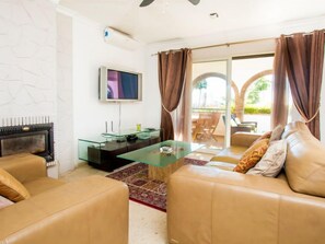 Televisión y chimenea 