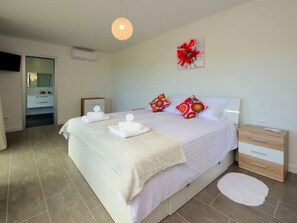 4 bedrooms, iron/ironing board, WiFi