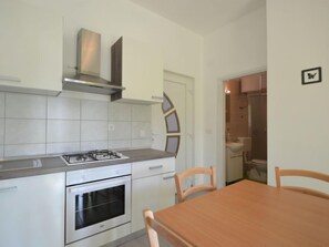 Fridge, oven, cookware/dishes/utensils, freezer