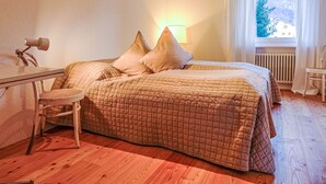 Ein Schlafzimmer mit einem Bett, einem Schreibtisch und einem Stuhl.