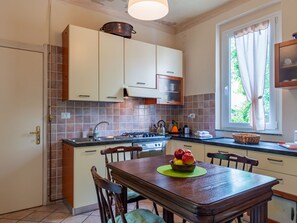 Frigorífic, forn, rentaplats i trona 