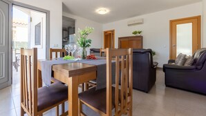 Ein Essbereich mit Holzkästen und einem Tisch, gedeckt mit Weingläsern und einer Blumenvase.