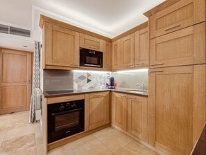 Refrigerador, microondas, horno y lavavajillas 