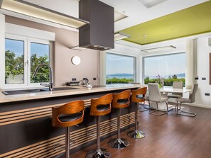 Réfrigérateur, micro-ondes, four, lave-vaisselle