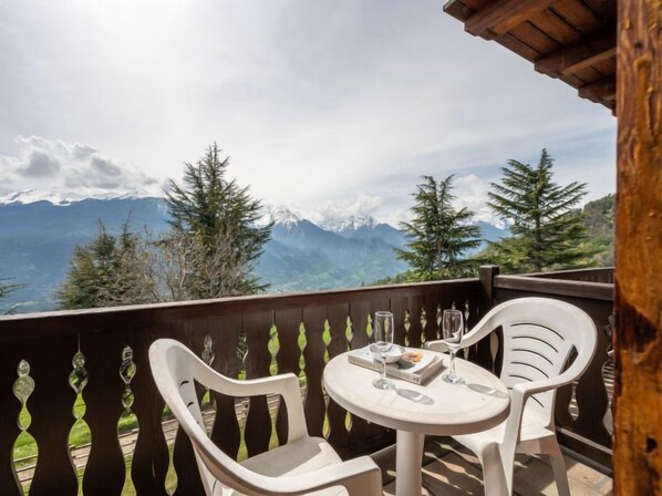 تناول الطعام بالخارج