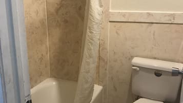 Basic Room | Bathroom | Combined shower/tub, towels