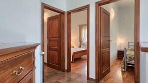 Un dormitorio con una cama, una mesita de noche y un aparador.