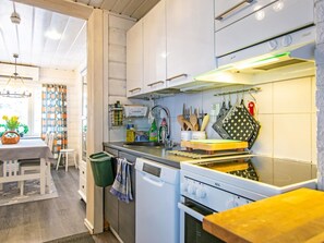 Kylskåp, mikrovågsugn, diskmaskin och grytor/köksredskap