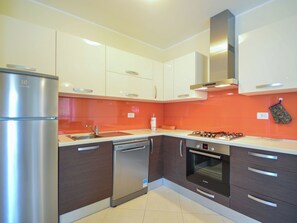 Kühlschrank, Ofen, Geschirrspüler, Kochgeschirr/Geschirr/Besteck