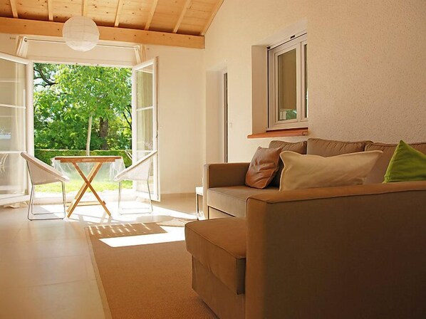 Téléviseur à écran plat, foyer, chaîne audio