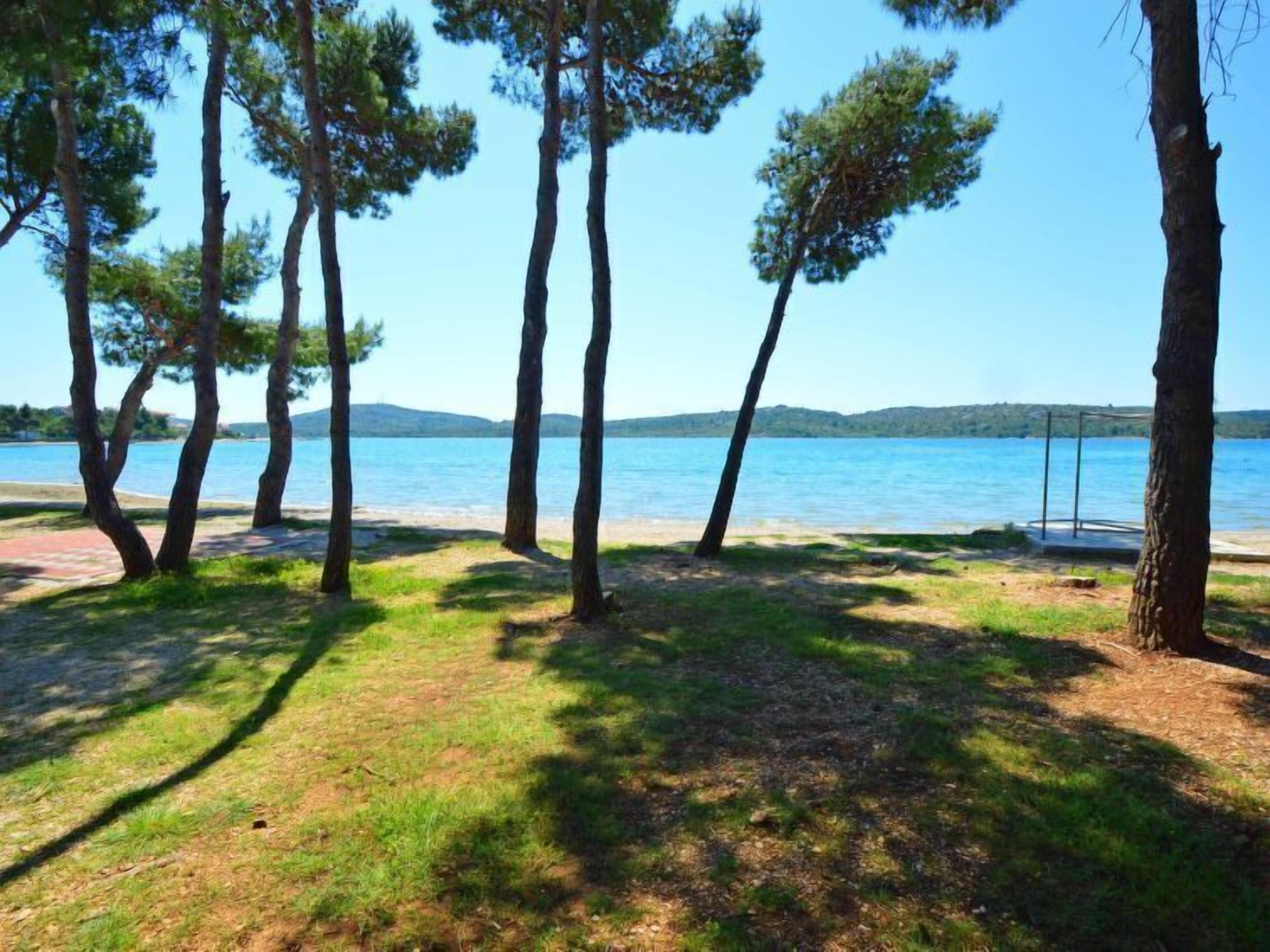 Un paysage naturel offrant une vue dégagée sur un lac et des collines lointaines.