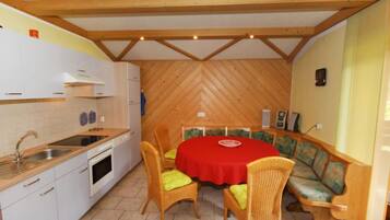 Kühlschrank, Mikrowelle, Ofen, Geschirrspüler