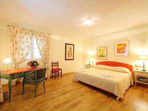 6 室のベッドルーム、デスク、アイロン / アイロン台、WiFi