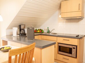 Kühlschrank, Mikrowelle, Kochgeschirr/Geschirr/Besteck