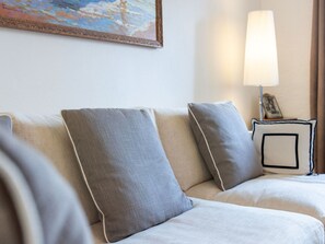 3 bedrooms, desk, Internet