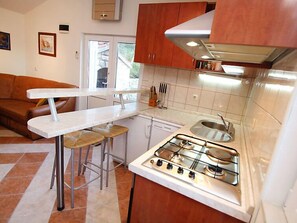 Fridge, oven, dishwasher, cookware/dishes/utensils