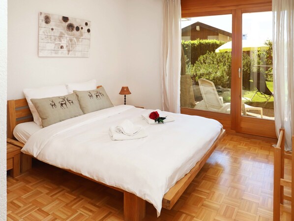 2 bedrooms, iron/ironing board, internet