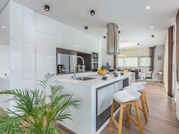 Kühlschrank, Mikrowelle, Ofen, Geschirrspüler