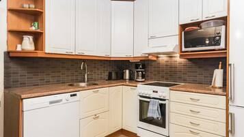 Fridge, microwave, dishwasher, cookware/dishes/utensils