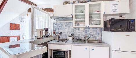 ثلاجة، ميكروويف، محمصة خبز، مستلزمات طهي/أطباق/أوعية