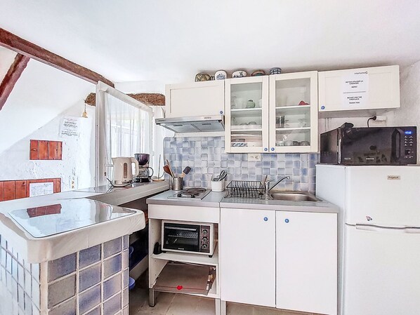 Réfrigérateur, micro-ondes, grille-pain