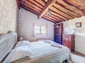 2 bedrooms, iron/ironing board, Internet