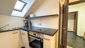 Køleskab, ovn, opvaskemaskine, køkkentøj/tallerkener/redskaber