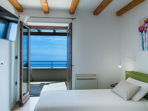 4 bedrooms, desk, WiFi