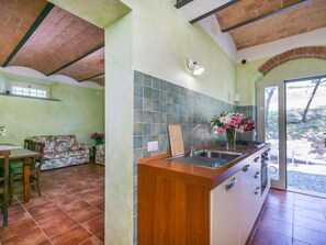 Fridge, oven, dishwasher, cookware/dishes/utensils