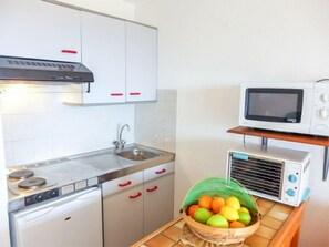Geladeira, micro-ondas, fogão, cadeirão de bebê