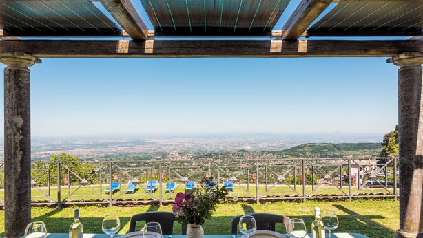 Une table dressée pour le dîner, avec vue sur le paysage urbain.