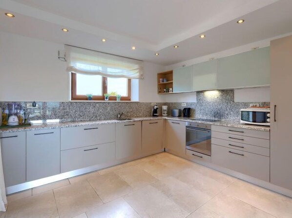 Réfrigérateur, micro-ondes, four, lave-vaisselle