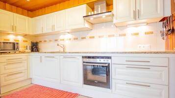 Kühlschrank, Mikrowelle, Ofen, Geschirrspüler