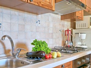 Réfrigérateur, four à micro-ondes, un four, lave-vaisselle