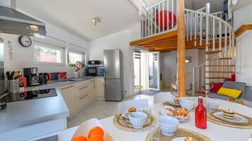 Frigorífico, microondas, horno y lavavajillas