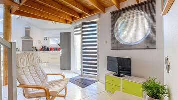 Una televisión, un reproductor de DVD