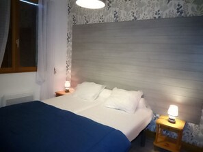 2 slaapkamers, een bureau, internet