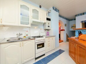 ثلاجة، ميكروويف، فرن، كرسي للأطفال