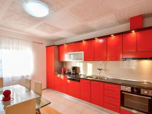 ثلاجة، ميكروويف، فرن، غسالة أطباق