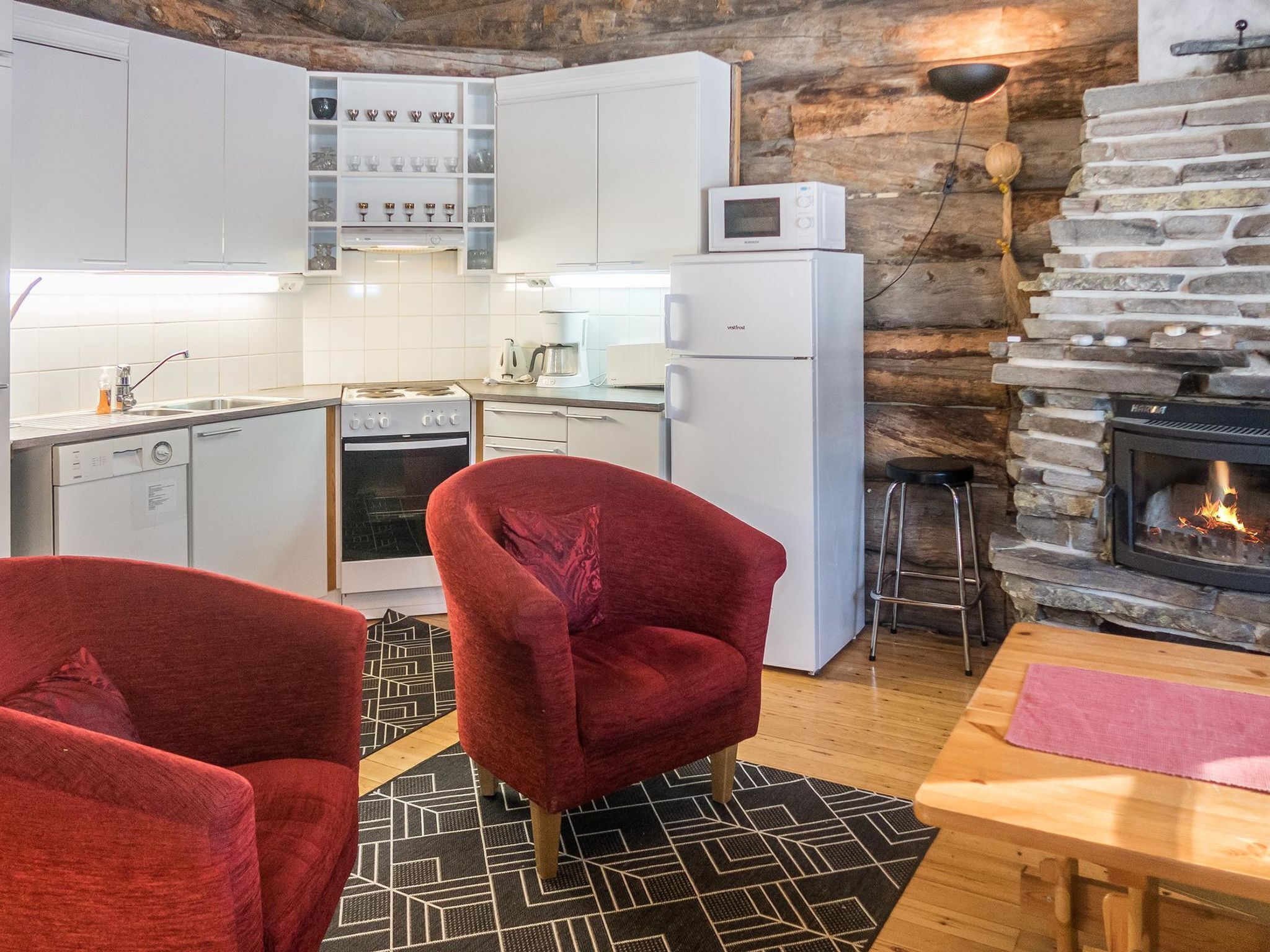 Een koelkast, een microgolfoven, een vaatwasser