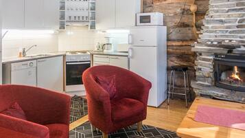 Een koelkast, een microgolfoven, een vaatwasser