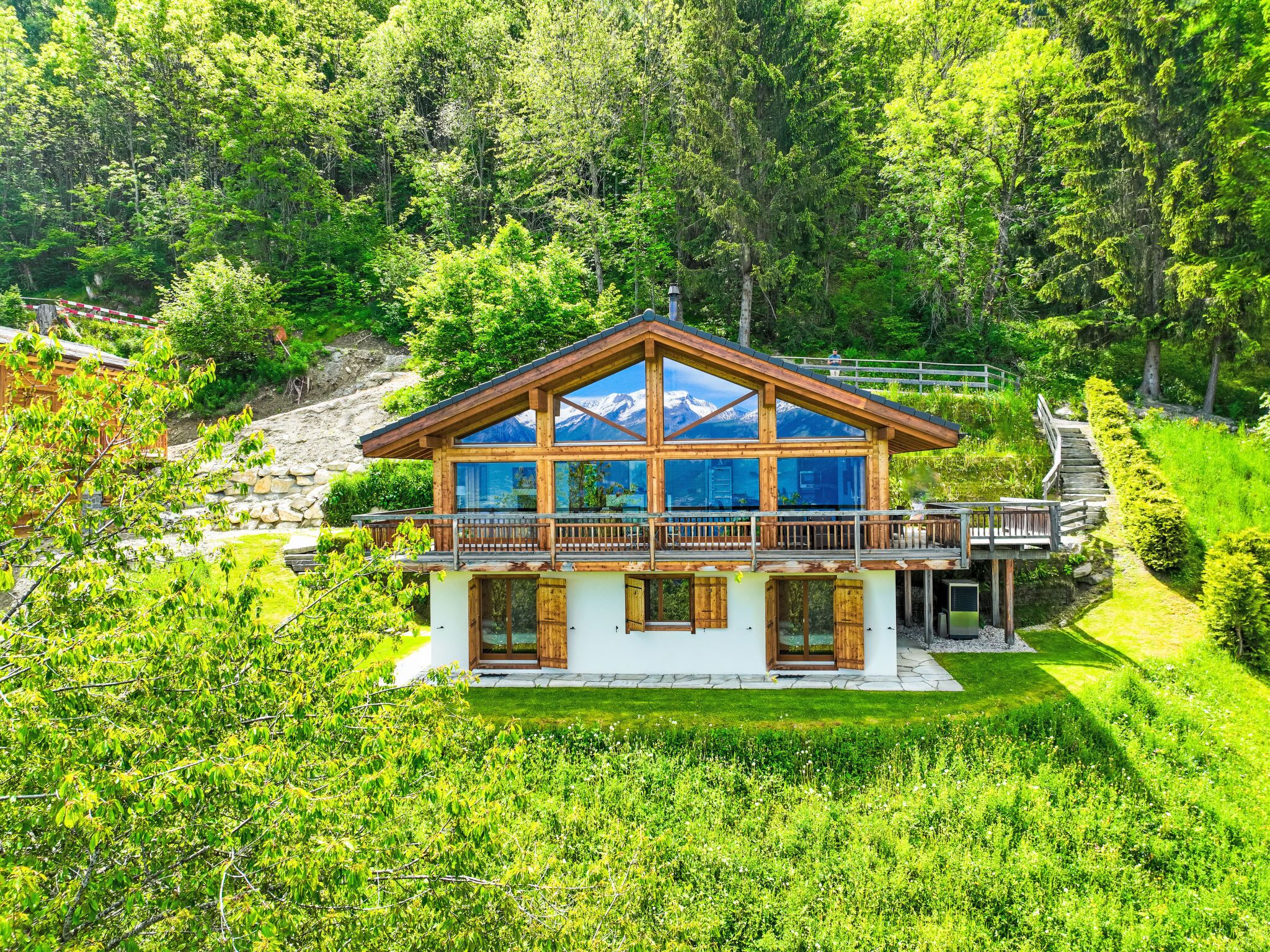 Un chalet doté d’un balcon donnant sur un paysage montagneux.