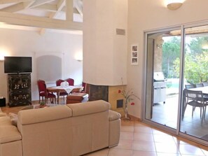 Televisie en een open haard