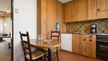 Fridge, oven, cookware/dishes/utensils
