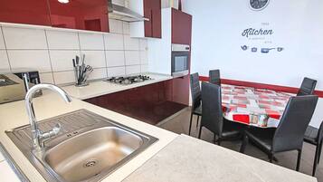 Jääkaappi, mikroaaltouuni, uuni, astianpesukone