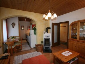 Fernseher, Kamin, DVD-Player