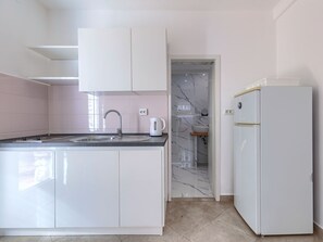 Fridge, cookware/dishes/utensils